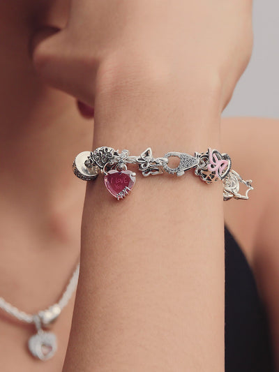 Video: model draagt Pandora sieraden