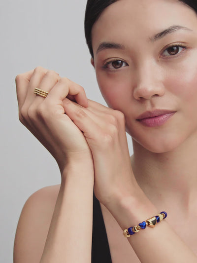 Video: model draagt Pandora sieraden