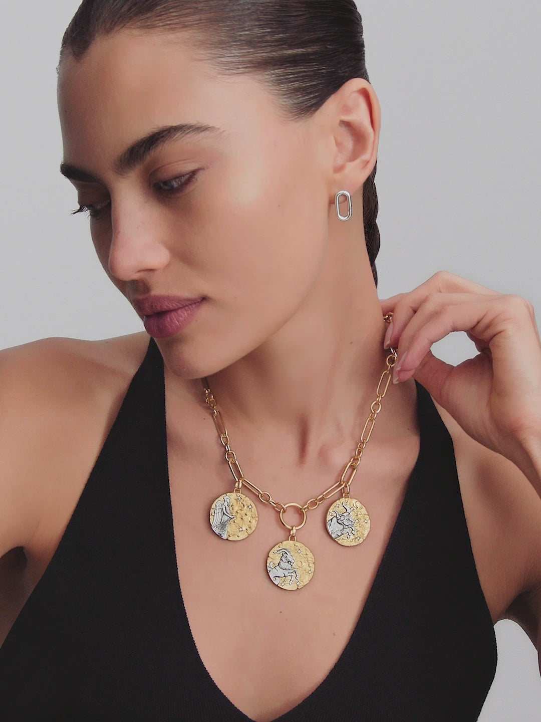 Video: model draagt Pandora sieraden