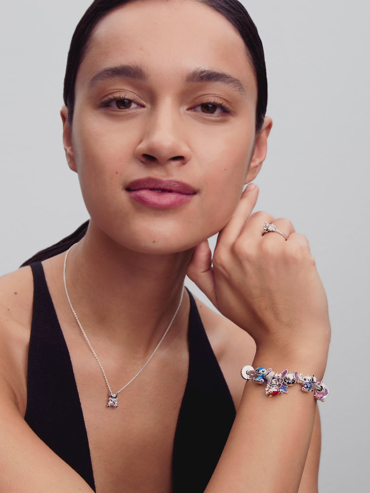 Video: model draagt Pandora sieraden