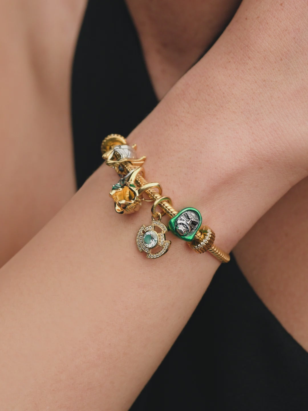 Model draagt Pandora Marvel sieraden