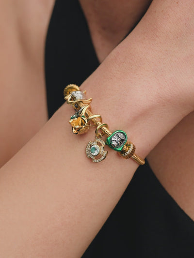 Model draagt Pandora Marvel sieraden
