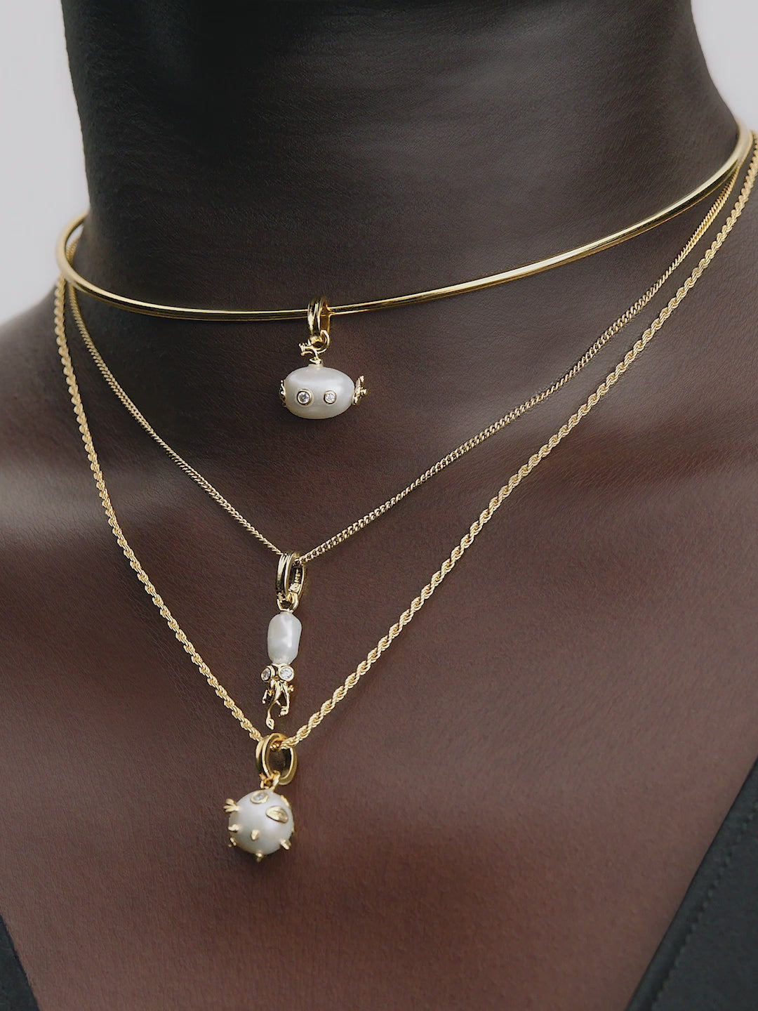 Video: model draagt Pandora sieraden