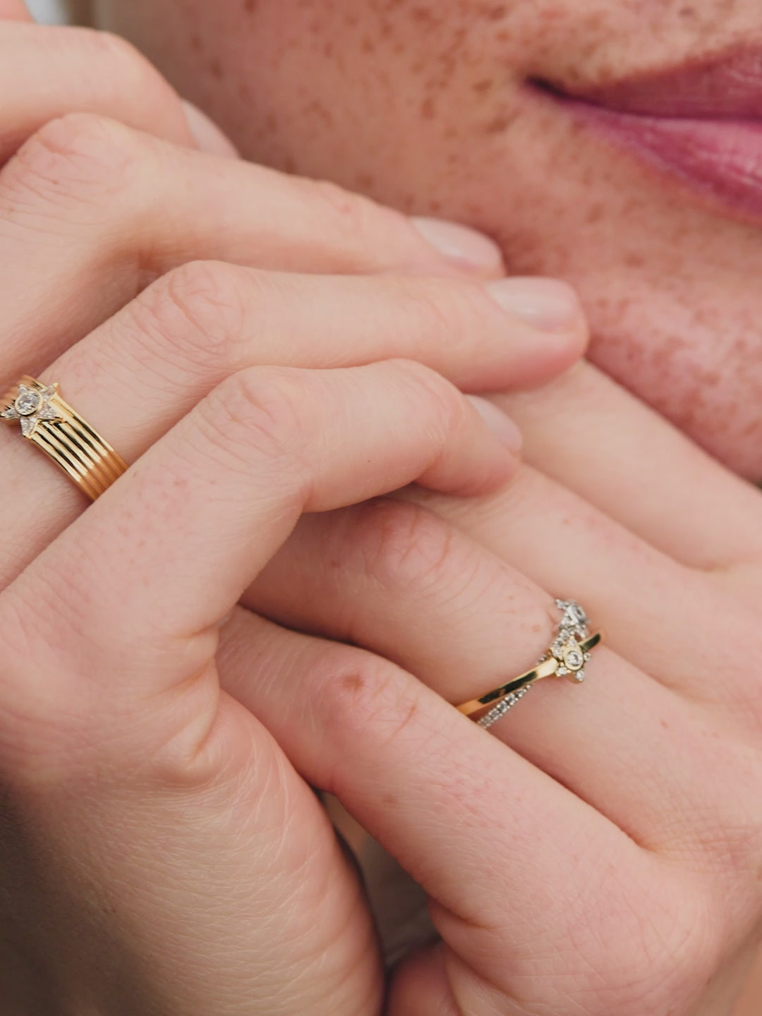 Model draagt de Pandora Sprankelende Stella Crossover Ring bicolor zilver en goudverguld