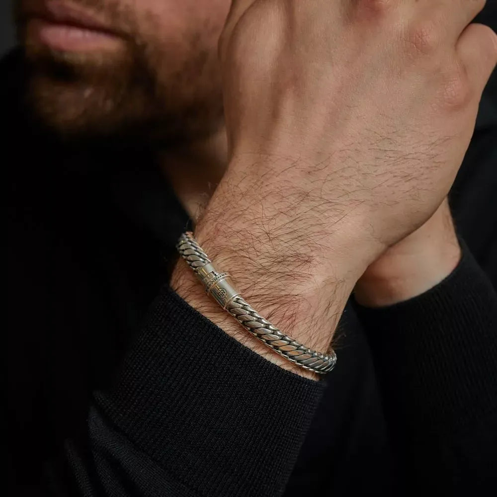 Rebel & Rose Apollo Nine armband gestyled met zwarte en grijze kralenarmbanden