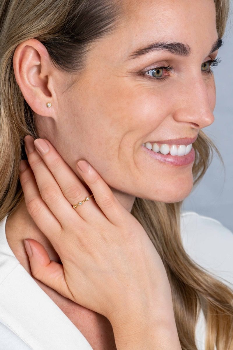 ZINZI Gold 14 krt gouden ring met bolletjes scheen en bezet met drie ronde witte zirkonia's in bolletjes zetting van 3mm ZGR309 - PansiteNederland.nl