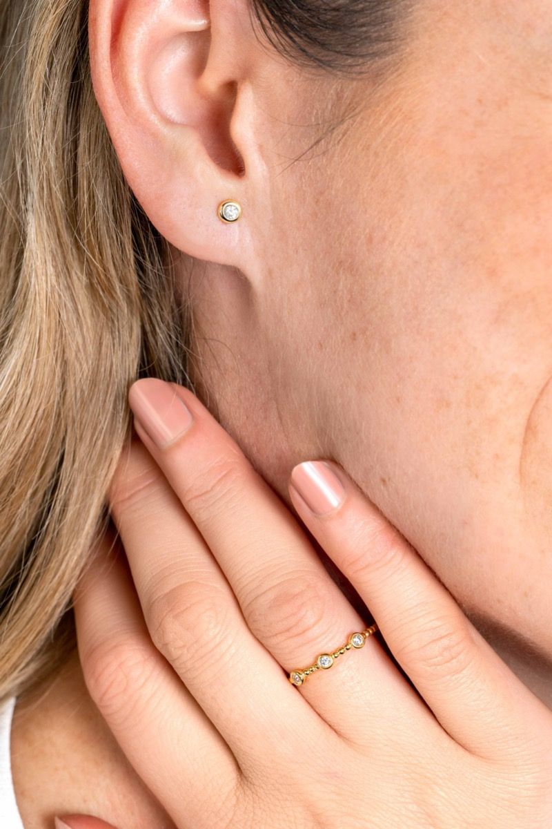 ZINZI Gold 14 krt gouden ring met bolletjes scheen en bezet met drie ronde witte zirkonia's in bolletjes zetting van 3mm ZGR309 - PansiteNederland.nl