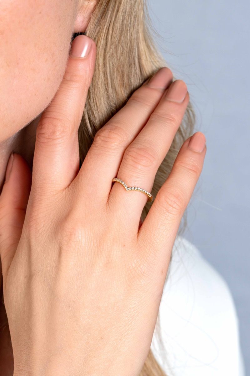 ZINZI Gold 14 krt gouden V-ring van 1,4mm breed en bezet met 20 witte zirkonia's in chique railzetting ZGR374 - PansiteNederland.nl
