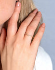 ZINZI Gold 14 krt gouden V-ring van 1,4mm breed en bezet met 20 witte zirkonia's in chique railzetting ZGR374 - PansiteNederland.nl