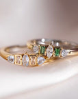 ZINZI gold plated zilveren ring met zettingen in peer, rechthoek en driehoeksvorm bezet met witte en groene kleurstenen ZIR2630G - PansiteNederland.nl