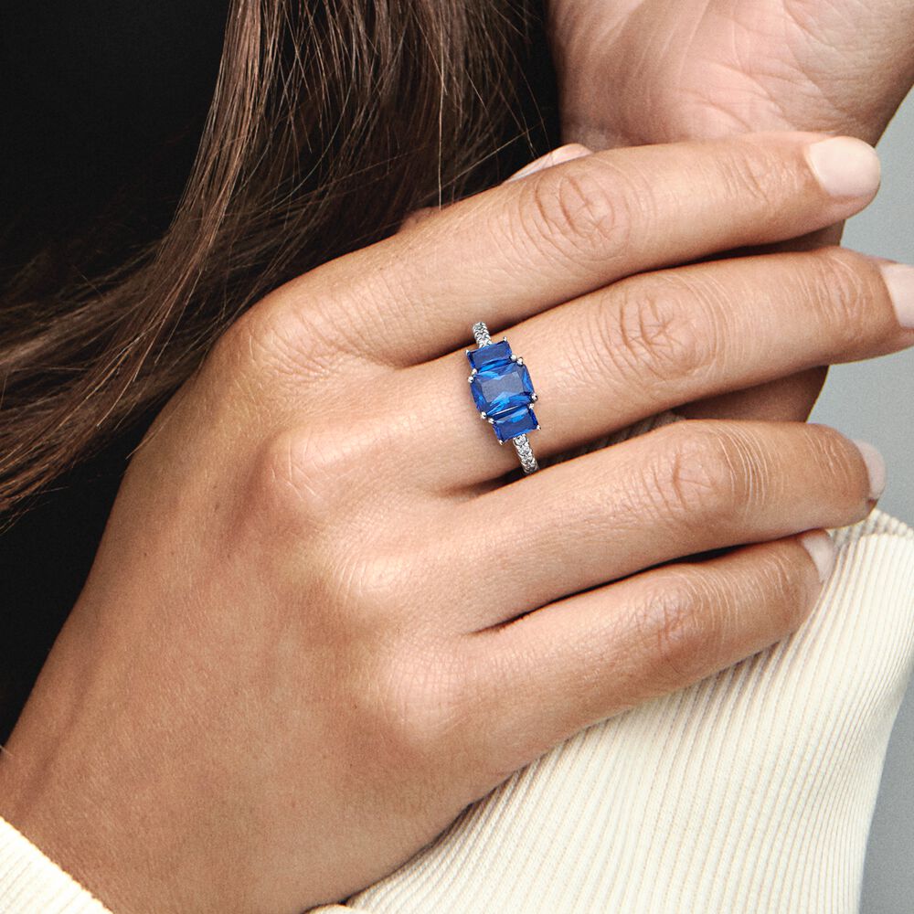 Pandora Blue Rectangular Three Stone Sparkling Ring 192389C01, exclusief en kwalitatief hoogwaardig. Ontdek nu!