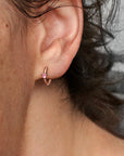 Pandora Pink Solitaire Huggie oorringen 289304C03, exclusief en kwalitatief hoogwaardig. Ontdek nu!
