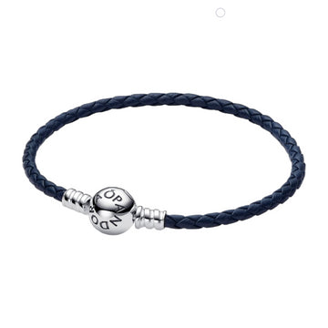 Pandora Moments blauwe gevlochten lederen armband met ronde sluiting 592790C01