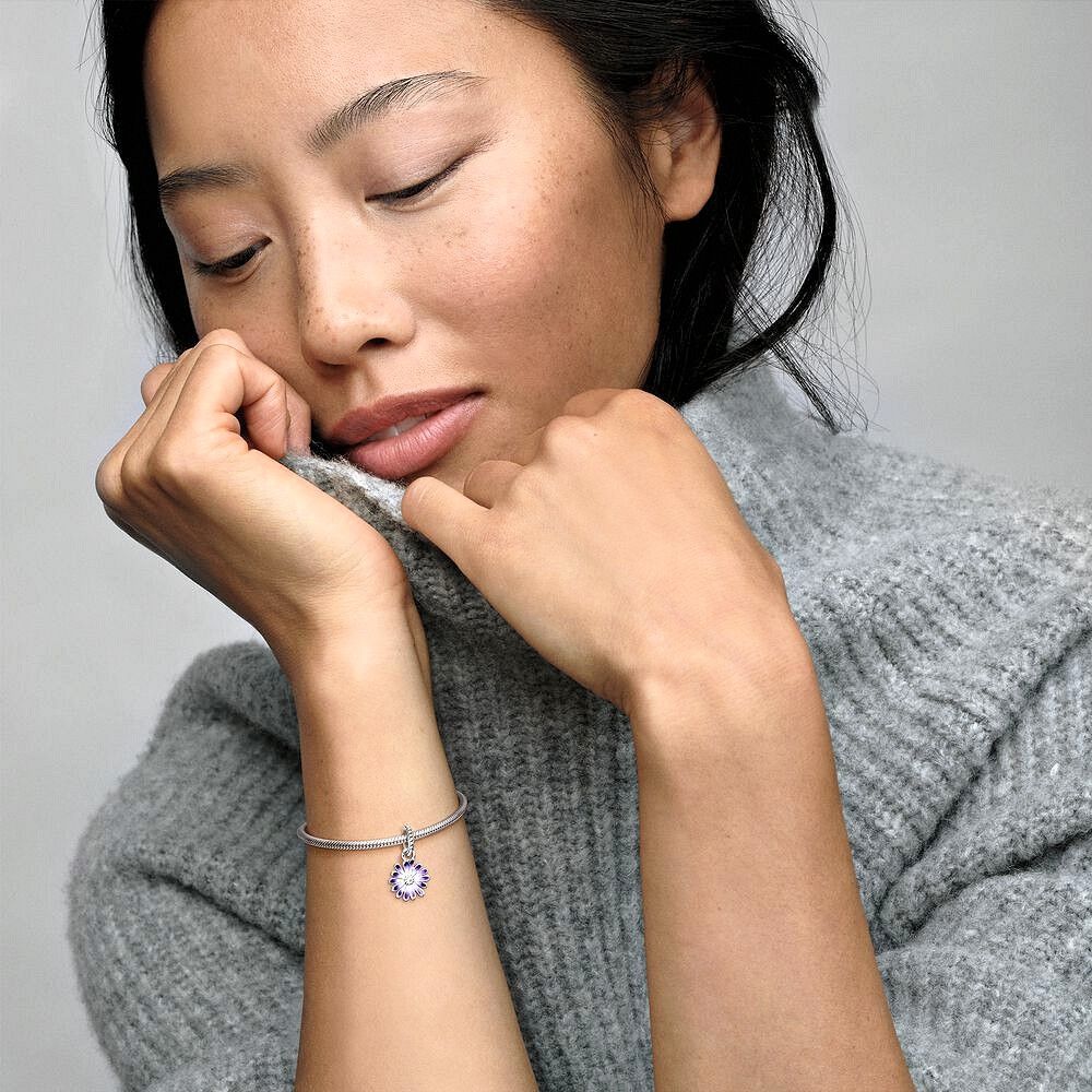 Pandora Purple Daisy Dangle Charm 798771C01, exclusief en kwalitatief hoogwaardig. Ontdek nu!