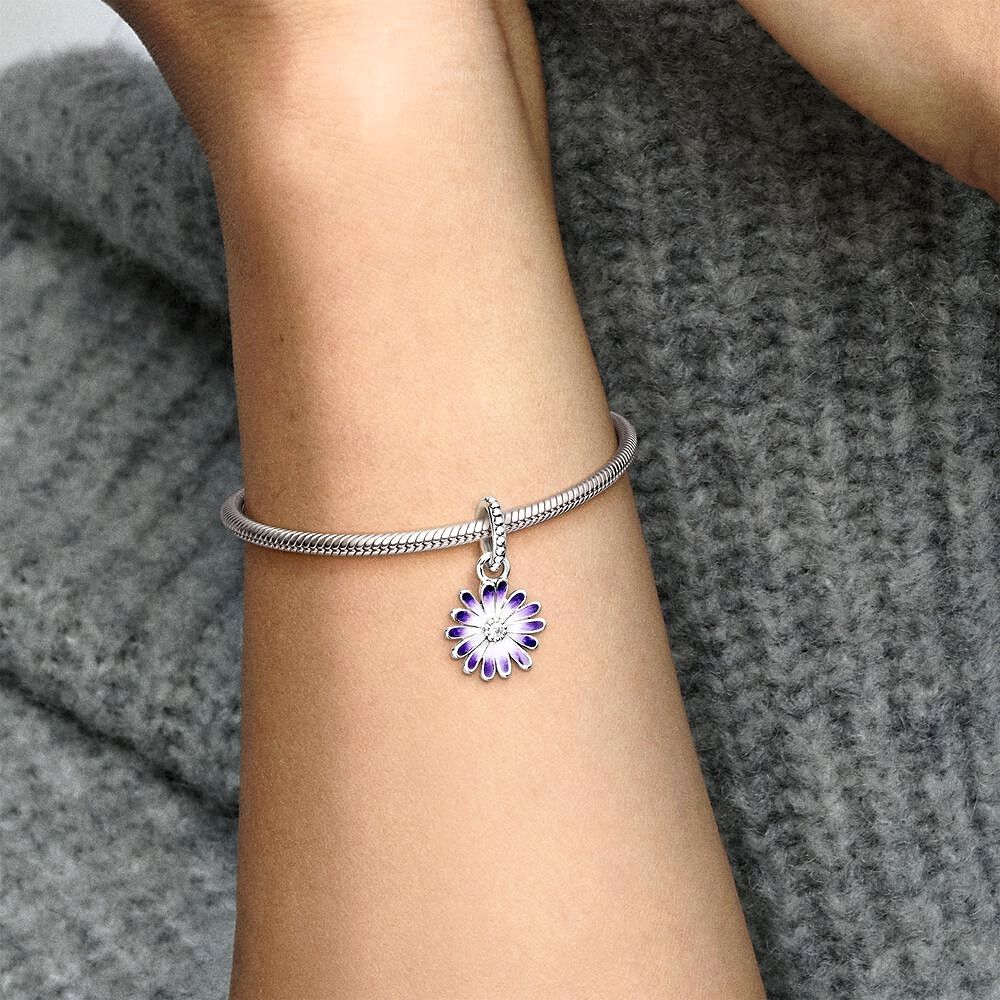Pandora Purple Daisy Dangle Charm 798771C01, exclusief en kwalitatief hoogwaardig. Ontdek nu!