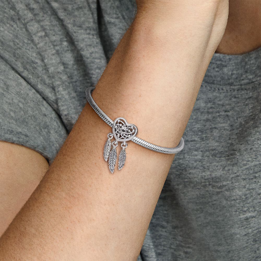 Pandora Bedel Three Feathers Dreamcatcher 799107C00, exclusief en kwalitatief hoogwaardig. Ontdek nu!