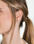 Zinzi zilveren oorknoppen met ketting staaf ZIO1688, exclusief en kwalitatief hoogwaardig. Ontdek nu!