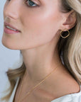 Zinzi zilveren oorstekers geelverguld vierkant open 22mm ZIO2094G, exclusief en kwalitatief hoogwaardig. Ontdek nu!