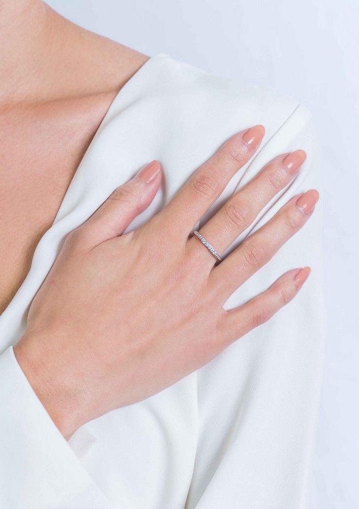 Zinzi zilveren ring gedraaid 2mm witte zirkonia&#39;s ZIR2128, exclusief en kwalitatief hoogwaardig. Ontdek nu!