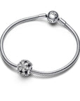 Pandora Sparkling Herbarium Cluster Round Charm 792383C01, exclusief en kwalitatief hoogwaardig. Ontdek nu!