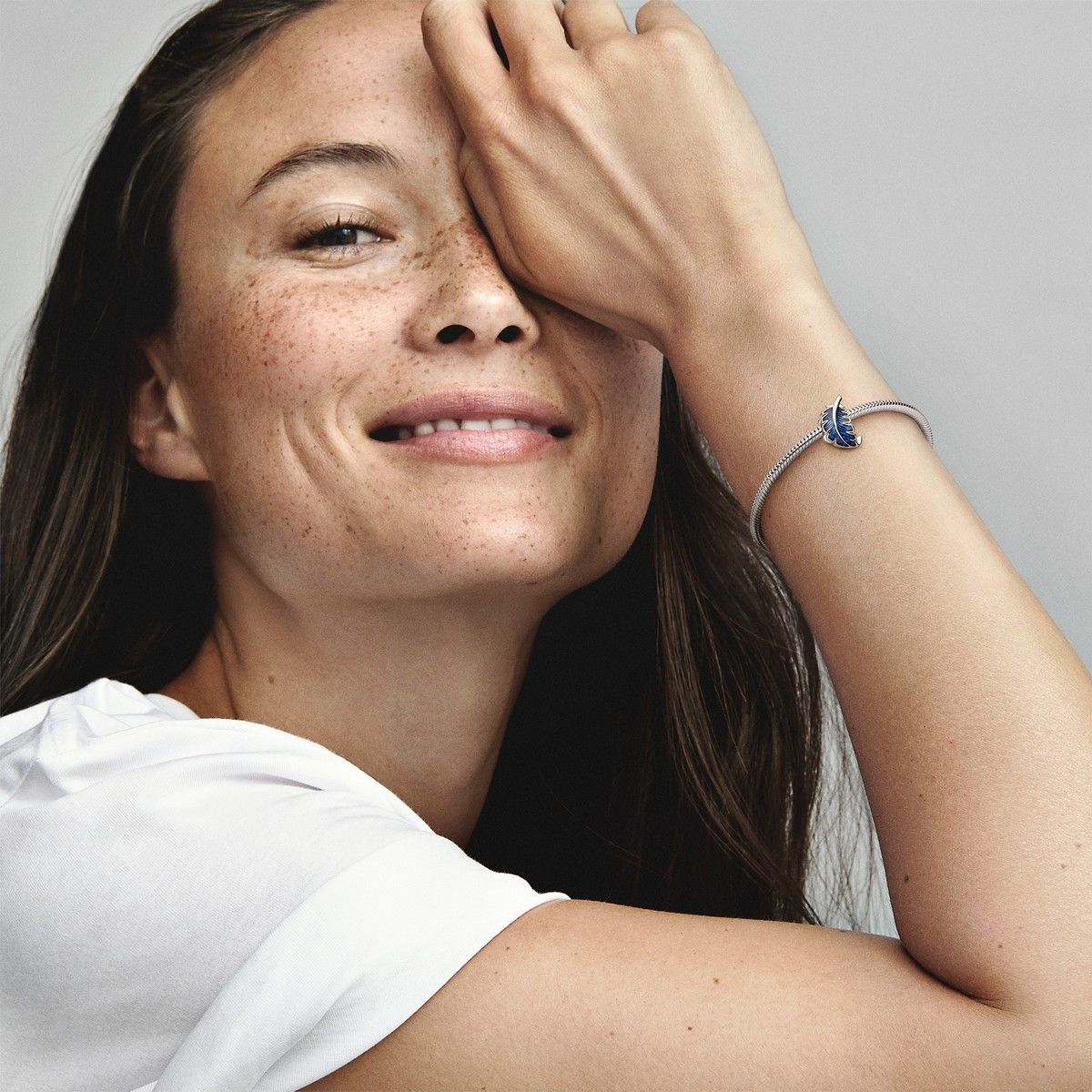 Pandora Blauwe ronde veer bedel 792576C01, exclusief en kwalitatief hoogwaardig. Ontdek nu!