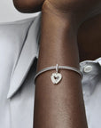 Pandora Parelmoer Wit Hart Dubbele Hangende Bedel 792649C01, exclusief en kwalitatief hoogwaardig. Ontdek nu!