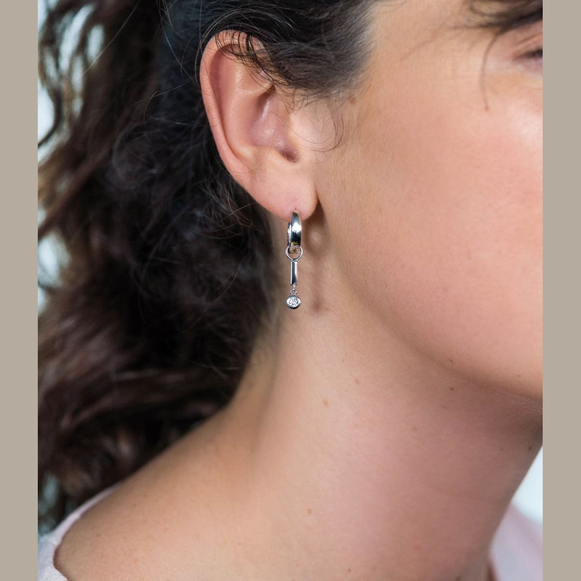 Zinzi zilveren oorbedels staafje 19mm witte Zirkonia bedel ZICH1953, exclusief en kwalitatief hoogwaardig. Ontdek nu!