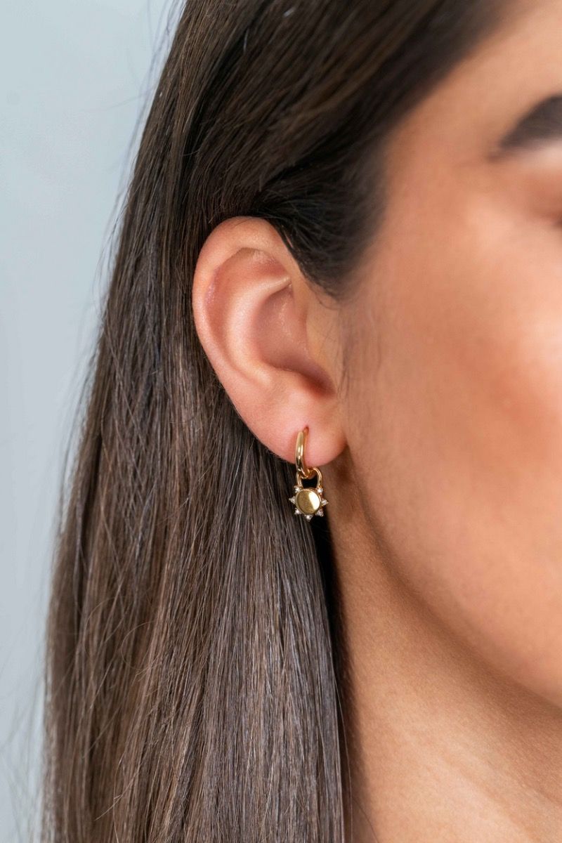 Zinzi gold plated zilveren oorbedels zon met witte zirkonia&#39;s 8mm ZICH2302 (excl. oorringen), exclusief en kwalitatief hoogwaardig. Ontdek nu!