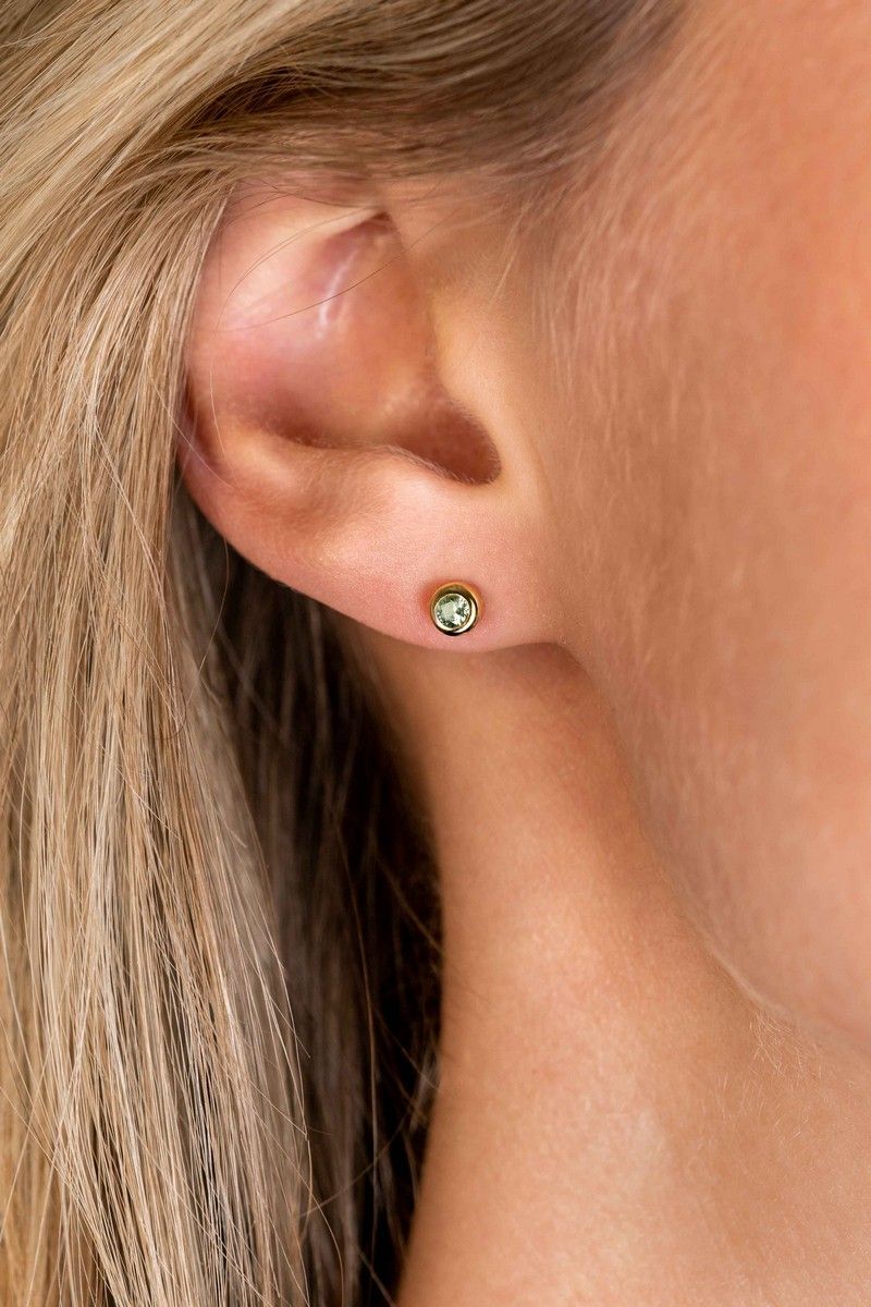 Zinzi's "August Greenery" - Oorknoppen 4mm Gold Plated met Geboortesteen Groen Peridoot Zirconia ZIO-AUG, exclusief en kwalitatief hoogwaardig. Ontdek nu!