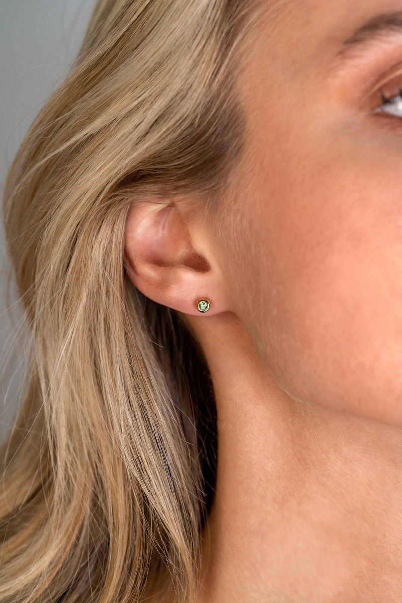 Zinzi's "August Greenery" - Oorknoppen 4mm Gold Plated met Geboortesteen Groen Peridoot Zirconia ZIO-AUG, exclusief en kwalitatief hoogwaardig. Ontdek nu!