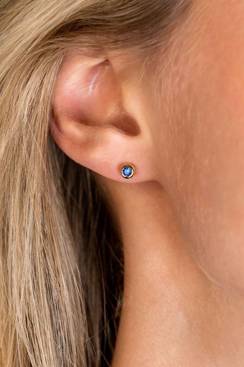 Zinzi's "Sapphire Sparkle" - 4mm Gold Plated Oorknoppen met Geboortesteen Blauw Saffier Zirconia ZIO-SEP, exclusief en kwalitatief hoogwaardig. Ontdek nu!