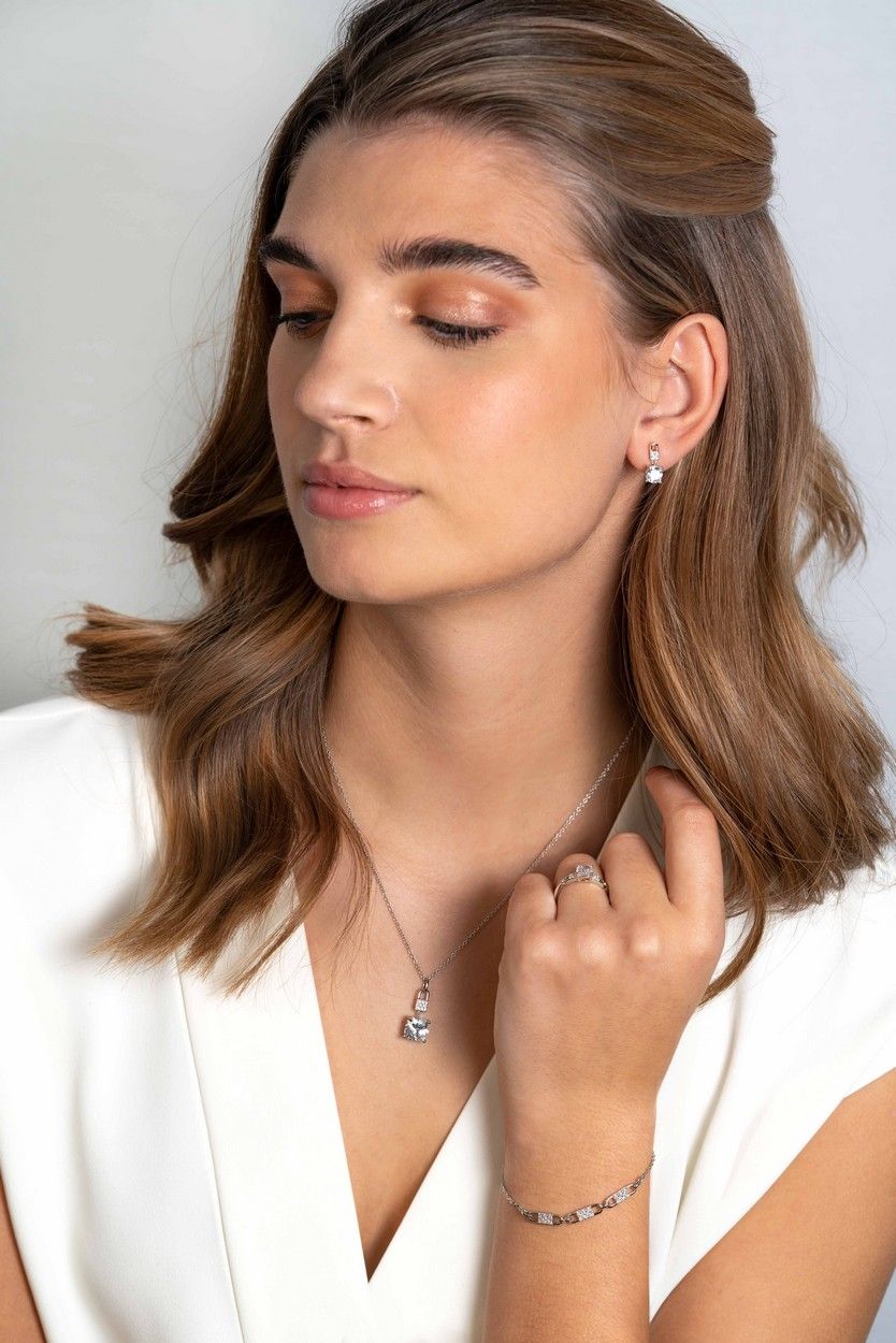 Zinzi zilveren oorstekers met vierkante witte zirkonia en pavé zettingen 15mm ZIO2268, exclusief en kwalitatief hoogwaardig. Ontdek nu!