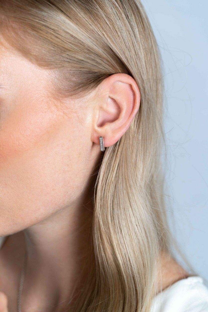 Zinzi zilveren oorstekers staafje 12mm ovale vorm bezet met witte zirkonia's ZIO2270, exclusief en kwalitatief hoogwaardig. Ontdek nu!