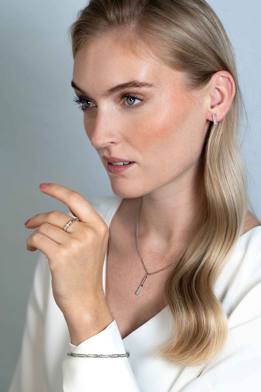 Zinzi zilveren oorstekers staafje 12mm ovale vorm bezet met witte zirkonia's ZIO2270, exclusief en kwalitatief hoogwaardig. Ontdek nu!