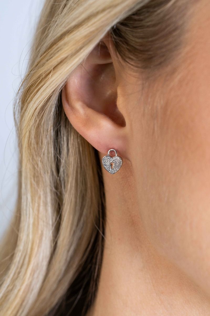 Zinzi zilveren hart oorstekers (10mm), met trendy sleutelgat en bezet met witte zirkonia&#39;s ZIO2400, exclusief en kwalitatief hoogwaardig. Ontdek nu!