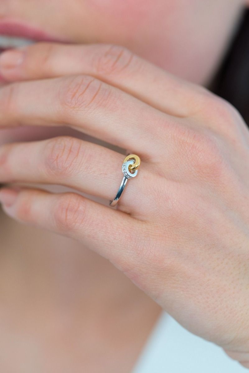 Zinzi zilveren ring ronde vormen met elkaar verbonden witte zirkonia&#39;s ZIR2102, exclusief en kwalitatief hoogwaardig. Ontdek nu!