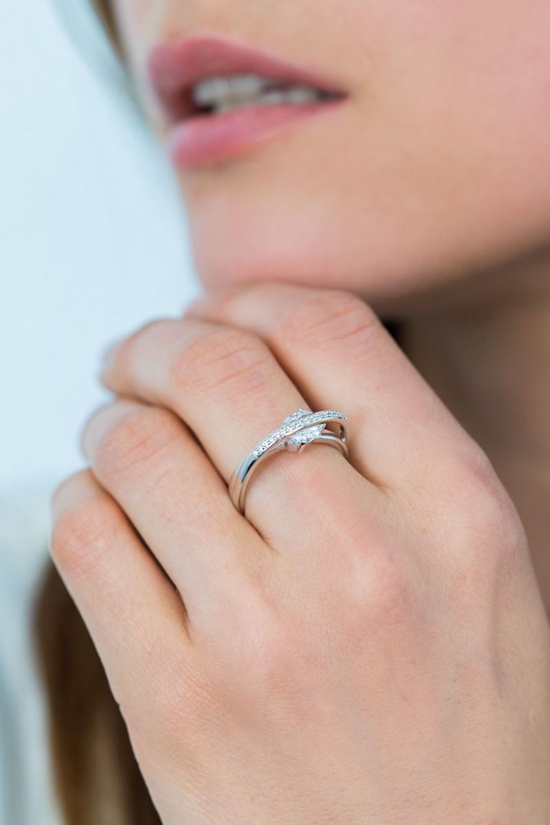 Zinzi zilveren luxe cross-over ring ovale witte zirkonia ZIR2190, exclusief en kwalitatief hoogwaardig. Ontdek nu!