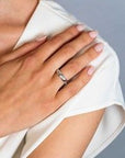 Zinzi zilveren ring met gedraaid effect, bezet met witte zirkonia's ZIR2295, exclusief en kwalitatief hoogwaardig. Ontdek nu!