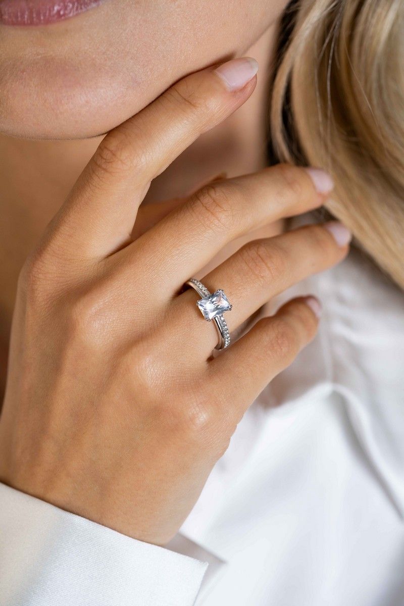 Zinzi zilveren ring met een grote rechthoekige witte zirkonia en kleine witte zirkonia's ZIR2392, exclusief en kwalitatief hoogwaardig. Ontdek nu!