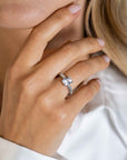 Zinzi zilveren ring met een grote rechthoekige witte zirkonia en kleine witte zirkonia's ZIR2392, exclusief en kwalitatief hoogwaardig. Ontdek nu!